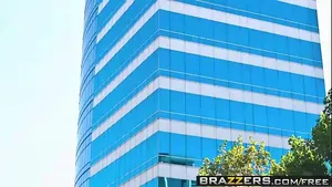 MILF noire Nyomi Banxx se fait défoncer le cul brutalement