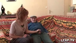 Rousse française sodomisée pendant sa pipe à papy