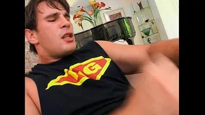 Brunette mince sodomisée brutalement jusqu'au gaping