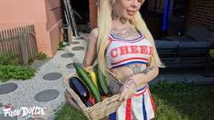 Kyra Sex anal extrême avec légumes et lait qui déborde