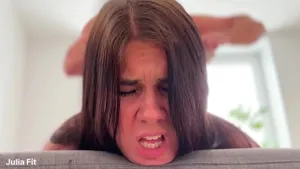 Étudiante latina sodomisée puis suce la bite souillée