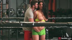 Brunette aux gros seins sodomisée par son coach de gym