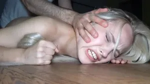 Étudiante blonde sodomisée brutalement sur une table