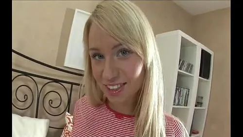 Blonde russe se fait défoncer le cul en sodomie brutale