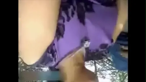 Indienne brunette suce et se fait baiser en levrette