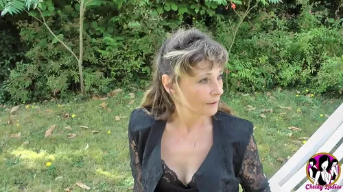 MILF bourgeoise baisée par 3 hommes - Premier gangbang