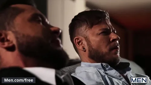 Tyler Berg baise le cul de Matt Anders sans capote