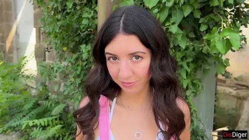 Jeune salope surprise en train de pisser se fait défoncer