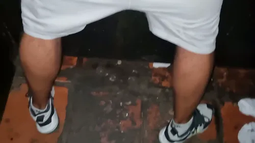 Baise gay bareback intense dans un gloryhole anonyme