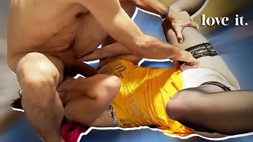 Amateur française en satin jaune baisée en levrette