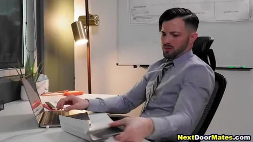 Faux masseur baise employé de bureau gay à cru