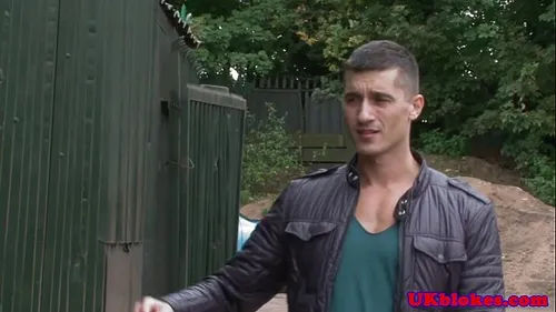 Gay UK musclé rembourse sa dette en se faisant défoncer