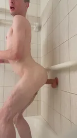 Jeune homme se fait défoncer le cul avec un gros godemichet