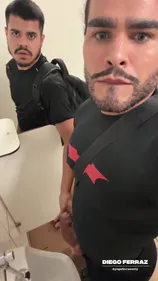 Baise gay intense dans un train en marche